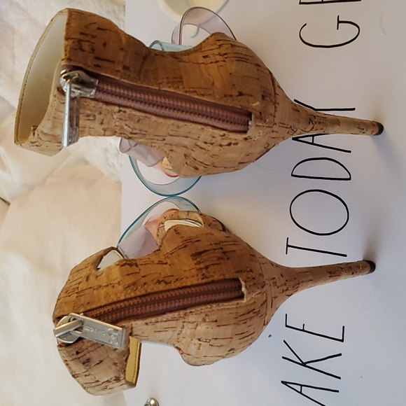 Jessica Simpson cork high heel - Picture 2 of 3